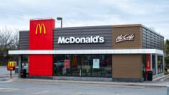 McDonald s Corp намалява заплатите на някои служители като част от