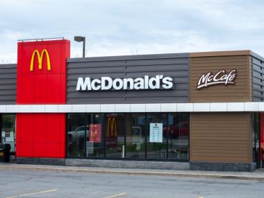 McDonald's съкращава служители и намалява заплати