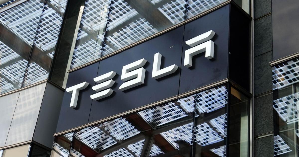 Собственик на автомобил Tesla от Калифорния е обвинил производителя на