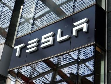 Нарушава ли Tesla поверителността? Колективен иск заплашва компанията