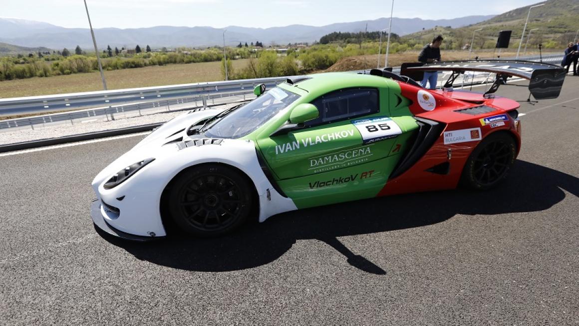 Галерия :: Снимка 0 :: Със спортна кола Шишков пусна за движение 7.5 км от пътя Видин – Ботевград (галерия)}