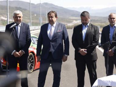 Със спортна кола Шишков пусна за движение 7.5 км от пътя Видин – Ботевград (галерия)