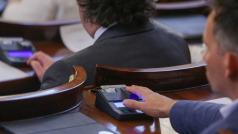 Седмица след официалното си откриване и ден след избирането на