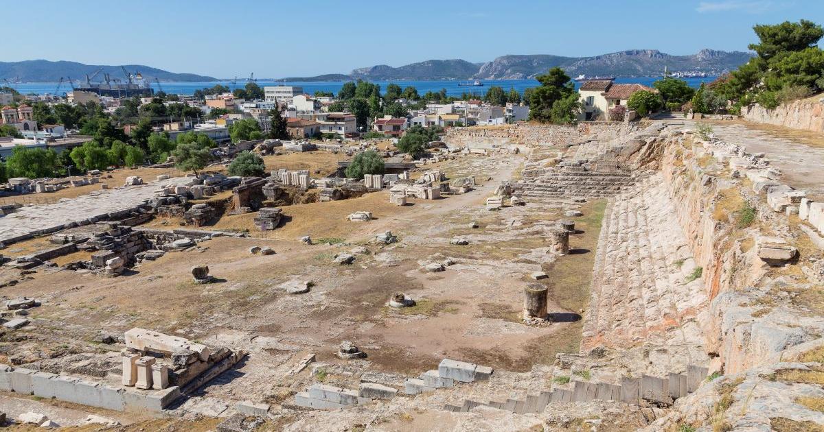 Кацнал на хълм с лице към кристално чистите морски води