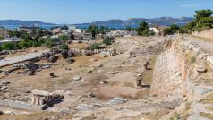 Кацнал на хълм с лице към кристално чистите морски води