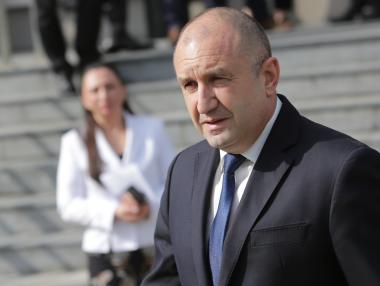 Радев е готов да забави връчването на първия мандат