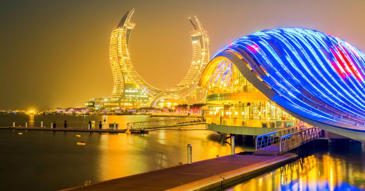 Обградената с палми алея Marina - водеща от Арабския залив