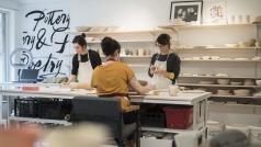 Вървим по тясна павирана уличка в столичния квартал Лозенец Точно