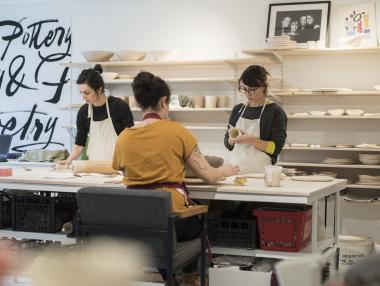 Да спечелиш вниманието на Vogue: Две българки, влюбени в поезията и керамиката