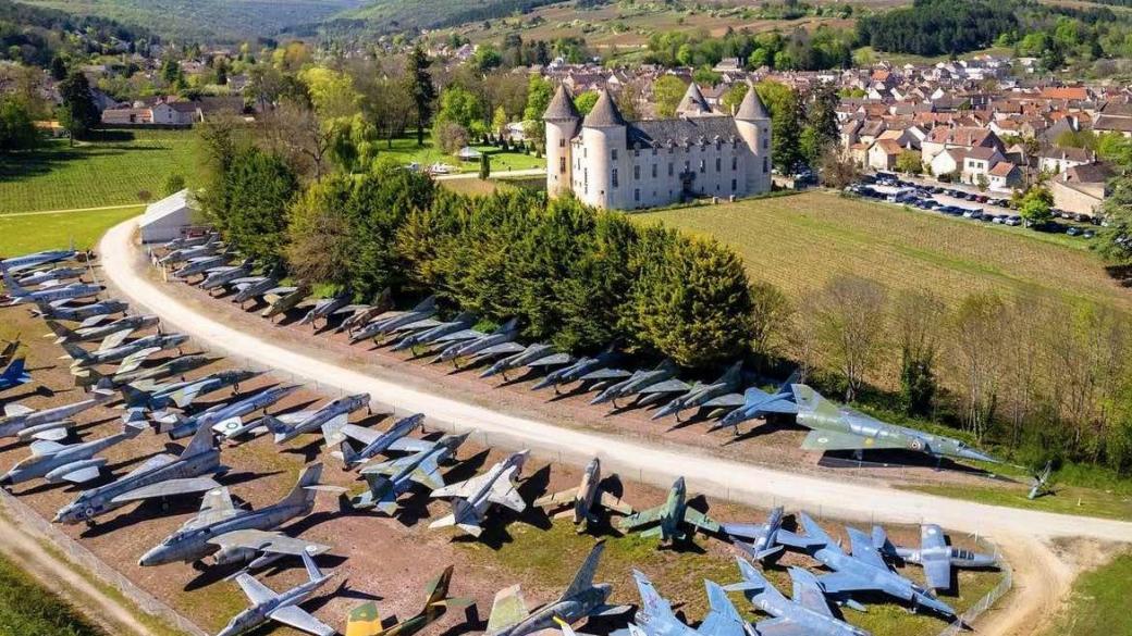 700-годишният френски замък със 100 самолета в двора