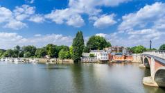 На един обикновен ъгъл в Кингстън на Темза невзрачен квартал