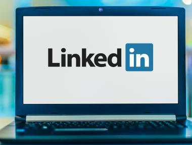 LinkedIn започва съкращения и спира едно от приложенията си
