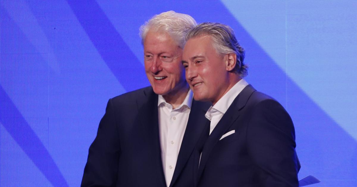 Вдъхновен от 42-рия американски президент Бил Клинтън, председателят на Конфедерацията