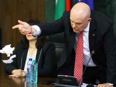 Гешев се обърна срещу „приятели“ и скъса оставката си