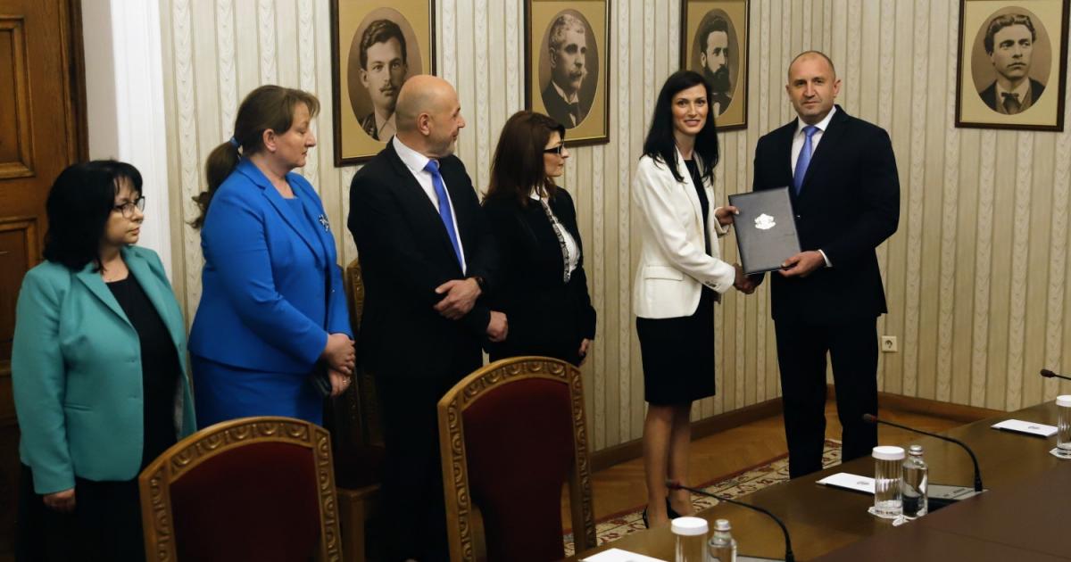 Президентът Румен Радев връчи първия проучвателен мандат за съставяне на