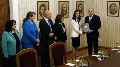 Президентът Румен Радев връчи първия проучвателен мандат за съставяне на