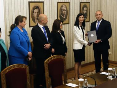 Радев връчи първия мандат за правителство на Габриел