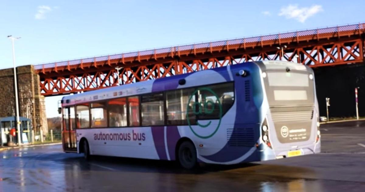 Великобритания пусна първата си автобусна линия, обслужвана от автономни превозни