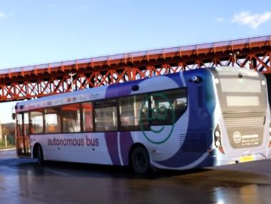 Великобритания пусна първата автобусна линия без шофьори