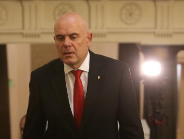 Вечерни новини: Politico разказва за българската мафиотска държава; Тунелът под Шипка – неефективен