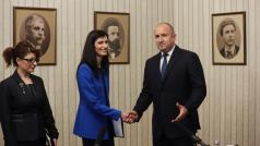 Кандидат премиерът на ГЕРБ Мария Габриел върна неизпълнен мандата на президента