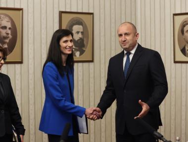 Мария Габриел върна празна папката на президента