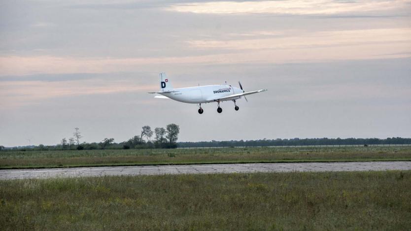 Българският карго дрон Black Swan полетя за първи път
