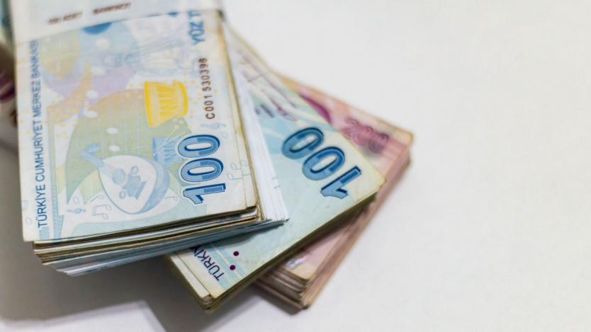 Турската лира се обезцени рекордно спрямо долара