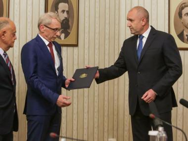 Вечерни новини: Радев връчи „дискредитиран мандат“; Повече контрол върху ваканционните имоти