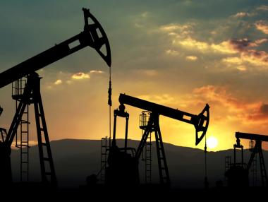 Несигурната сделка за дълга на САЩ движи петрола надолу