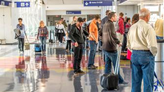 Авиокомпания ще мери теглото на пътниците преди полет