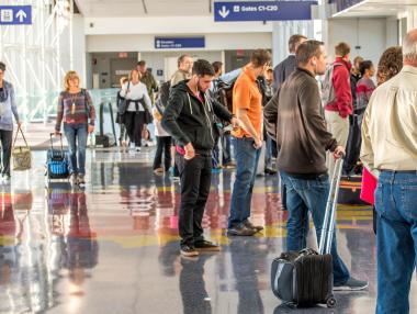 Авиокомпания ще мери теглото на пътниците преди полет