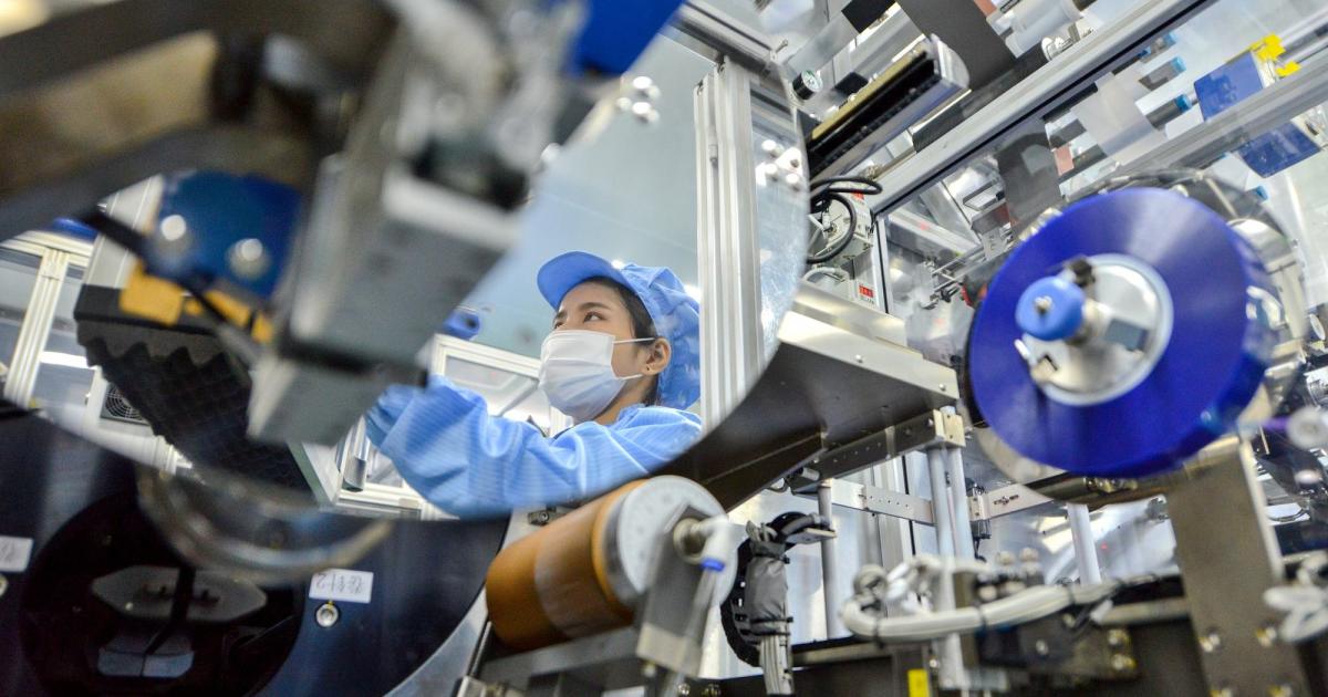 Фабричната активност в Китай спадна до най-ниското си ниво, откакто