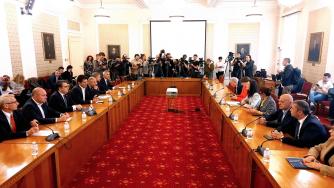 Вечерни новини: Денков вкарва „експерти“ от ГЕРБ; Токът в България става по-скъп