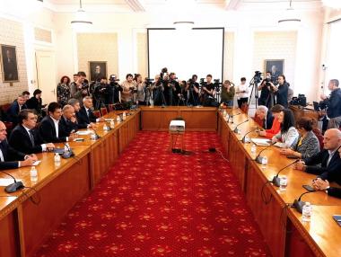 Вечерни новини: Денков вкарва „експерти“ от ГЕРБ; Токът в България става по-скъп