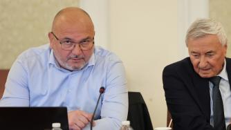 Без вдигане на данъци или рязане на разходи няма да стане