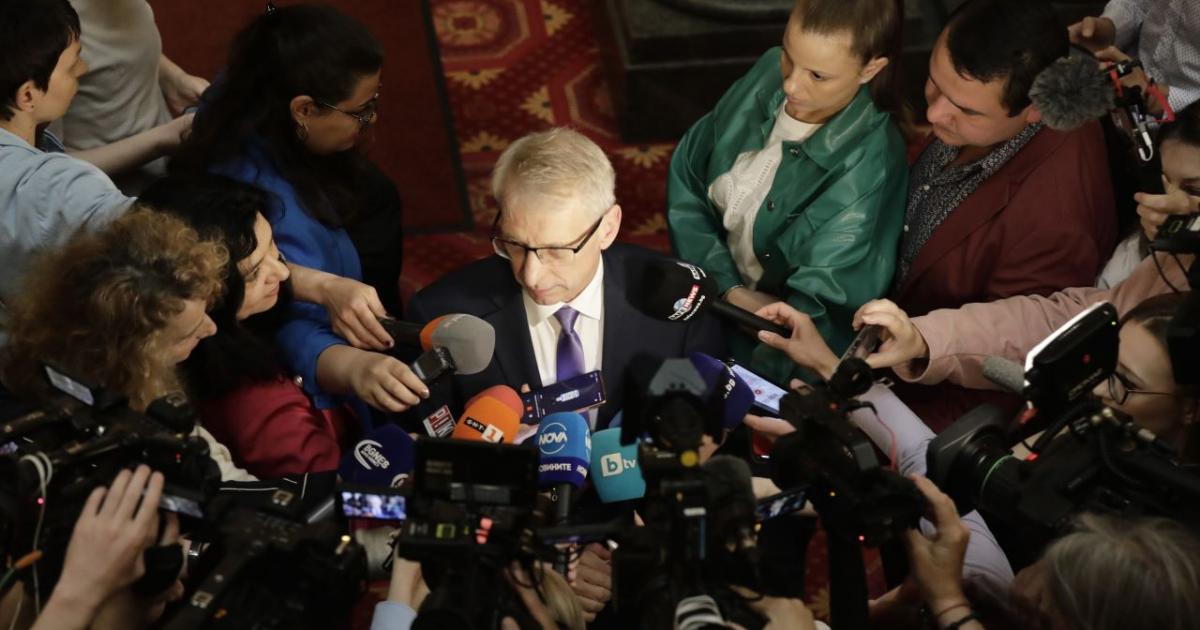 Без доверие помежду си, през консенсуси и за да се