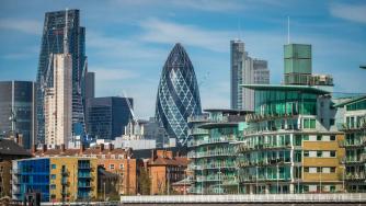 Цените на жилищата във Великобритания се сриват