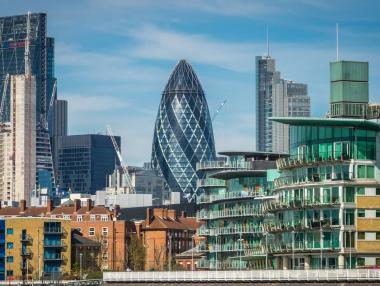 Цените на жилищата във Великобритания се сриват