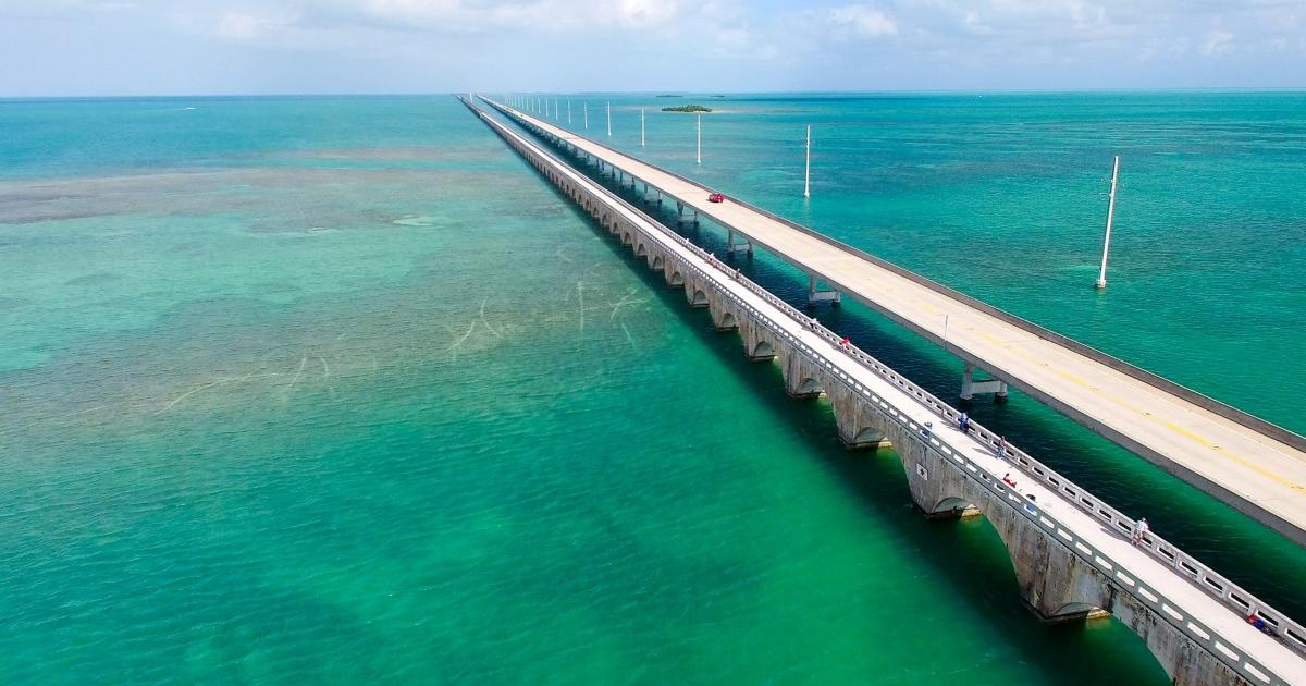 Чайки крещяха над главата ми, докато се плъзгах през километри