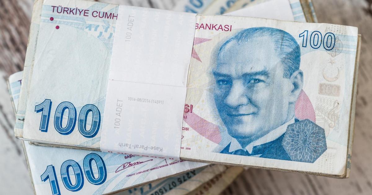 Турската лира падна с почти 1% в понеделник до 21