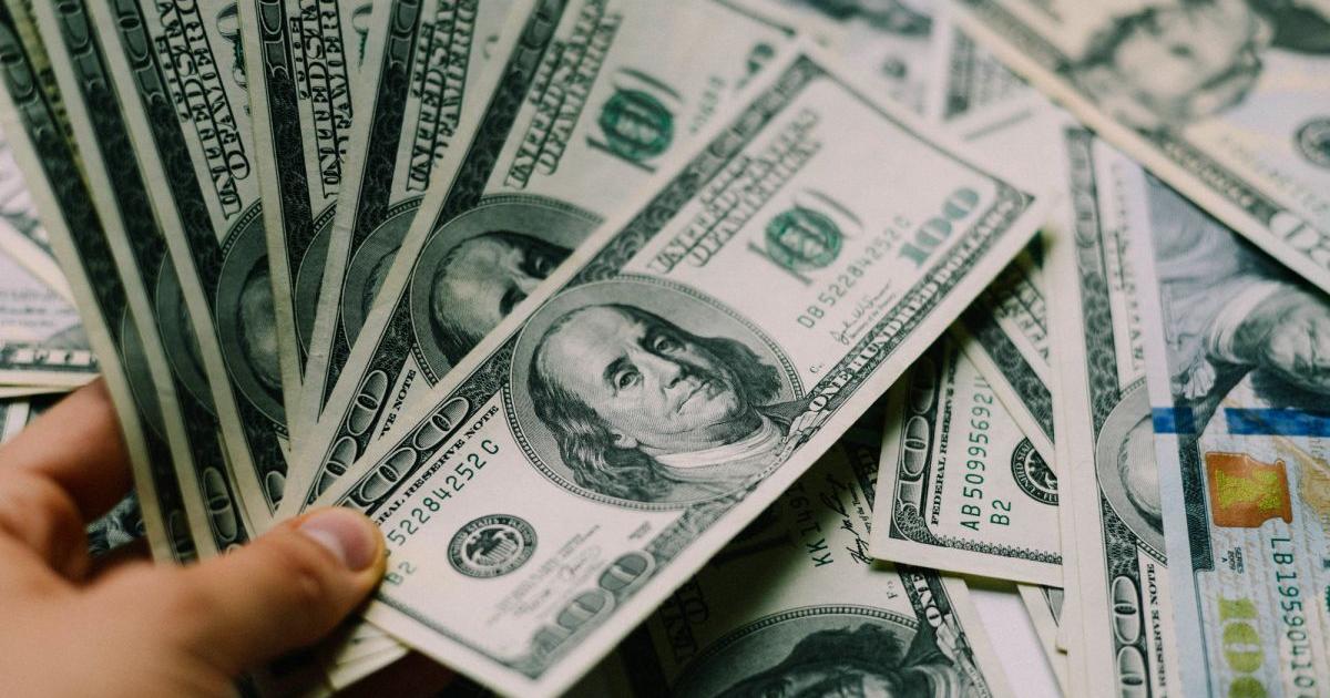 Силната икономика на САЩ дава неочакван тласък на долара, разочаровайки