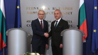 Новото правителство прие властта от служебното с критика