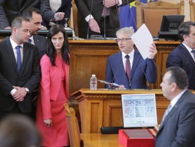 Вечерни новини: България има редовно избран кабинет; Прокуратурата иска имунитета на Петков