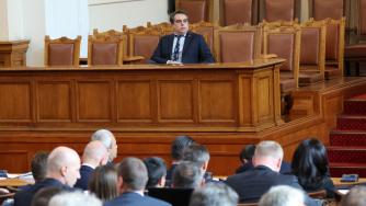 Депутатите избегнаха хаоса със заплатите и пенсиите