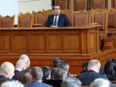 Депутатите избегнаха хаоса със заплатите и пенсиите