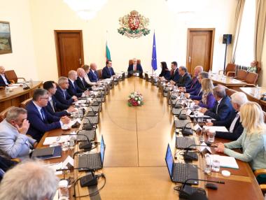 Вечерни новини: Властта разчиства АПИ; Икономиката на България расте повече