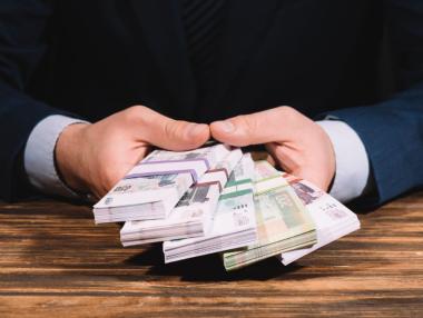 Изолирани от света руски милиардери харчат цели състояния у дома