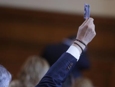 Депутатите облекчиха изграждането на станции за електромобили около блоковете