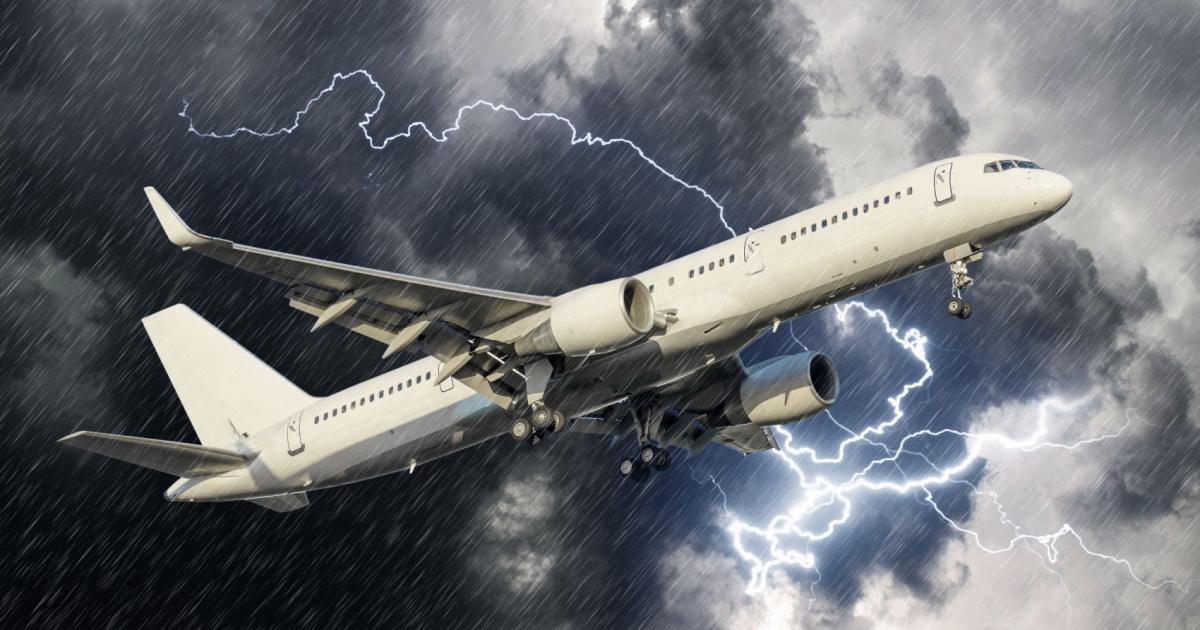 Никой не обича да лети при лошо време. Ударите от